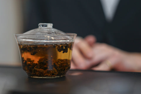 Brewing Red Oolong tea in a glass gaiwan | Plantation by teakha