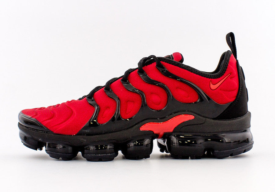 red vapormax plus outfit