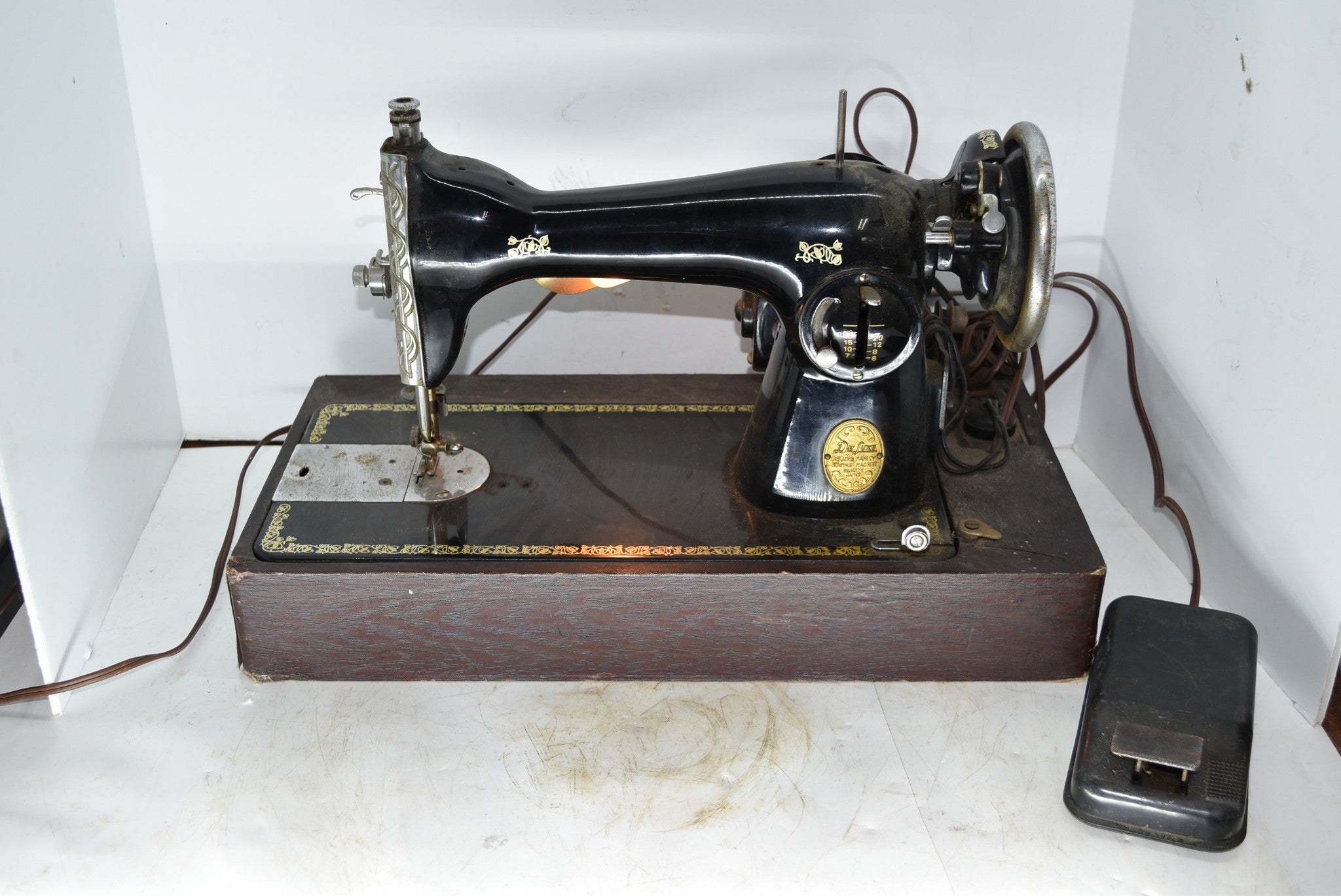 Vintage Deluxe De Luxe Family Sewing Machine With Light Oster Motor Sh ...