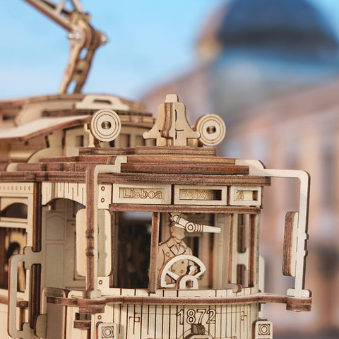 conducteur de la maquette en bois pour adulte du tramway de lisbonne au portugal