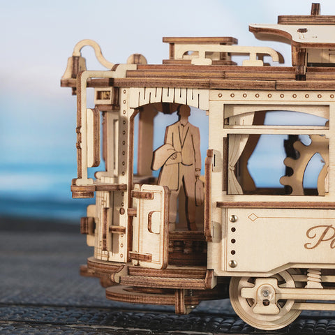 Maquette en bois avec personnages du tramway de lisbonne