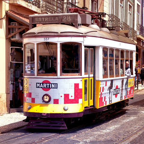 Authentique et emblématique tramway 28 de lisbonne au portugal