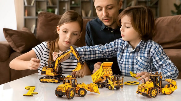 enfants jouent maquettes en bois rokr engins de chantier