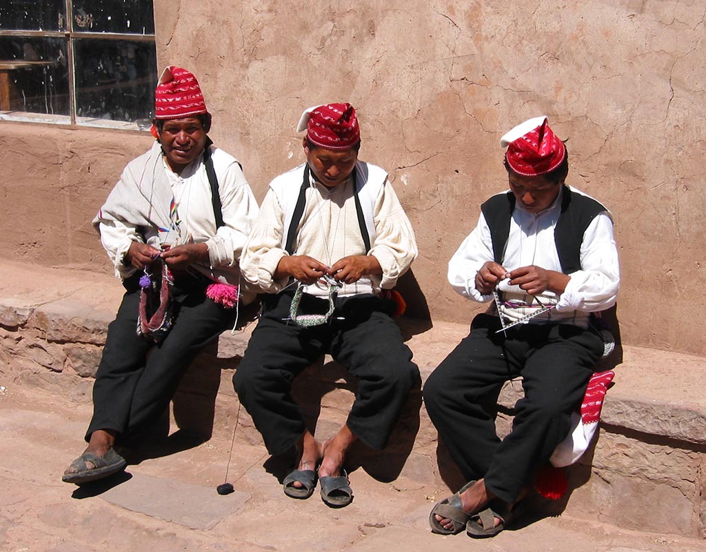 Taquileños Knitting