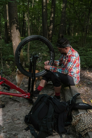 Mann wechselt den Fahrradschlauch