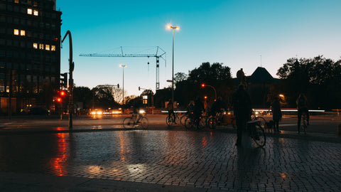 Dämmerung in der Stadt und mit dem E-Bike unterwegs