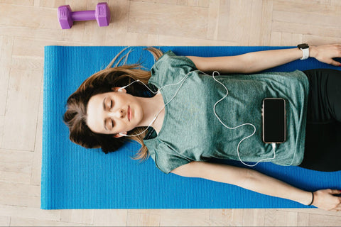 girl taking a break to prevent biceps tendinitis