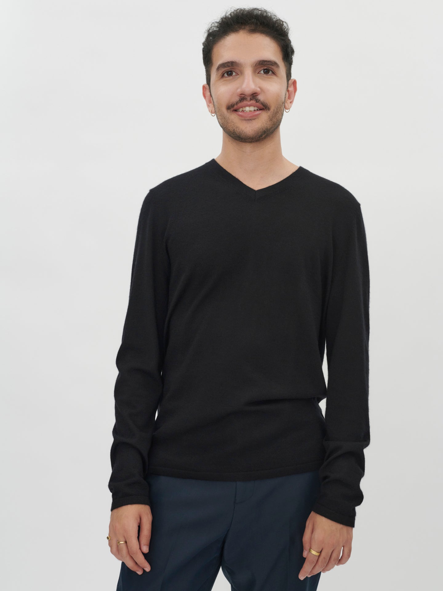 Men's Silk Cashmere V-Neck Black  - Gobi Cashmere 