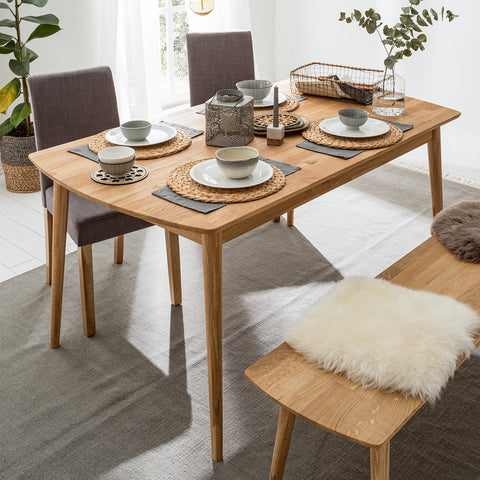 Una pequeña cocina / mesa de comedor. De 4 a 6 personas. Mesa hecha de  madera maciza, patas de acero…