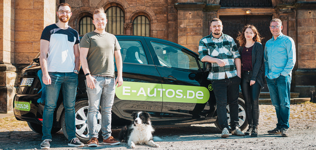 Team-Foto aller MitarbeiterInnen von E-Autos.de