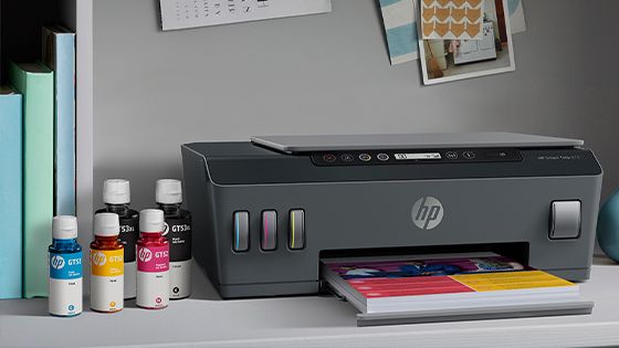 impresora hp smart tank 515 sobre escritorio de oficina