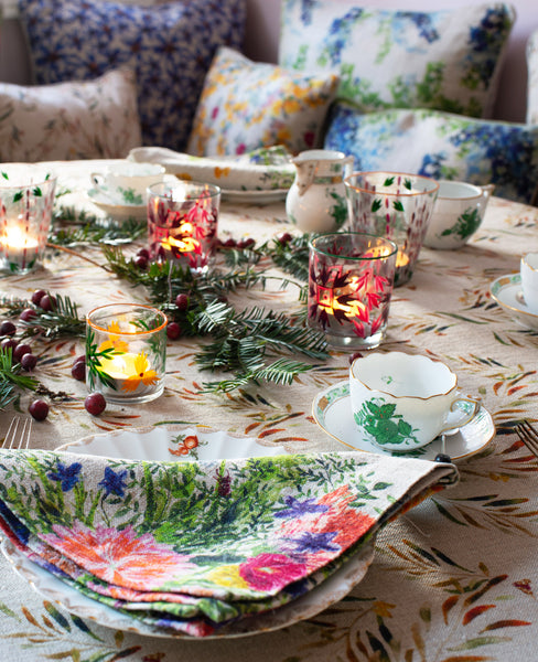 Farbenfrohe und florale Tischdekoration mit Tischdecke und Servietten aus Bio-Leinen.