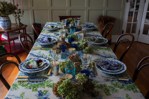 Wunderschöne Tischdekoration mit grüner und blauer Bio-Leinen-Tischdecke und bunten Bio-Leinen-Servietten.