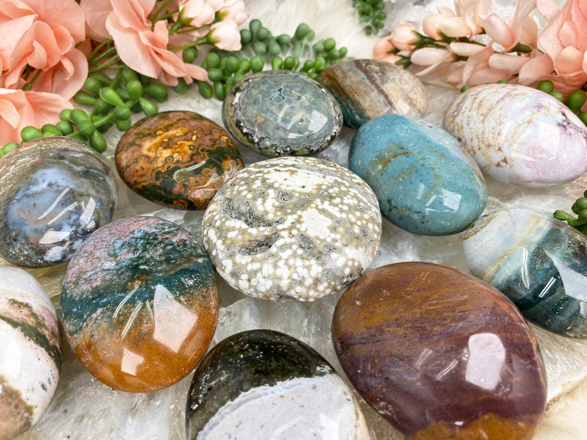 https://cdn.shopify.com/s/files/1/0098/7978/1461/collections/Ocean-Jasper-Palm-Stones.jpg?v=1703365686