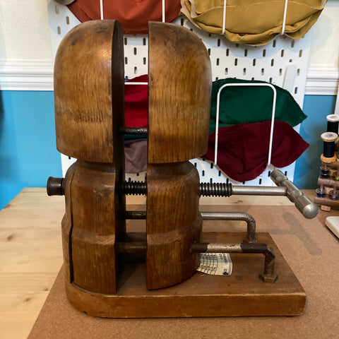 Hat stretcher for altering the head size of felt hats