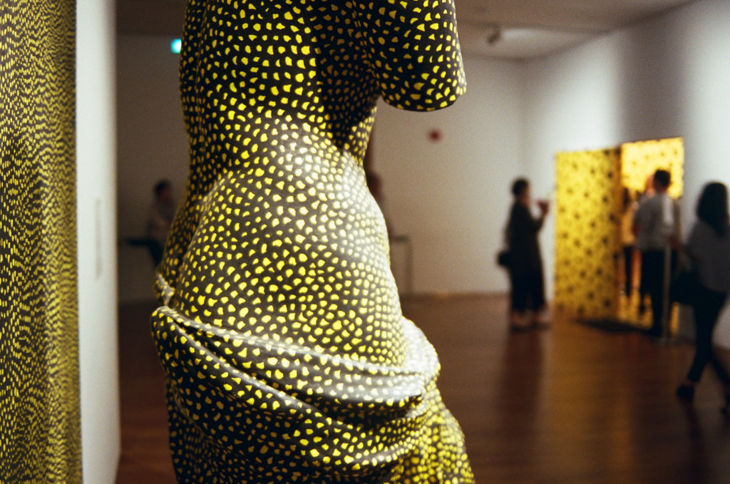 Yayoi Kusama e i suoi iconici motivi a pois