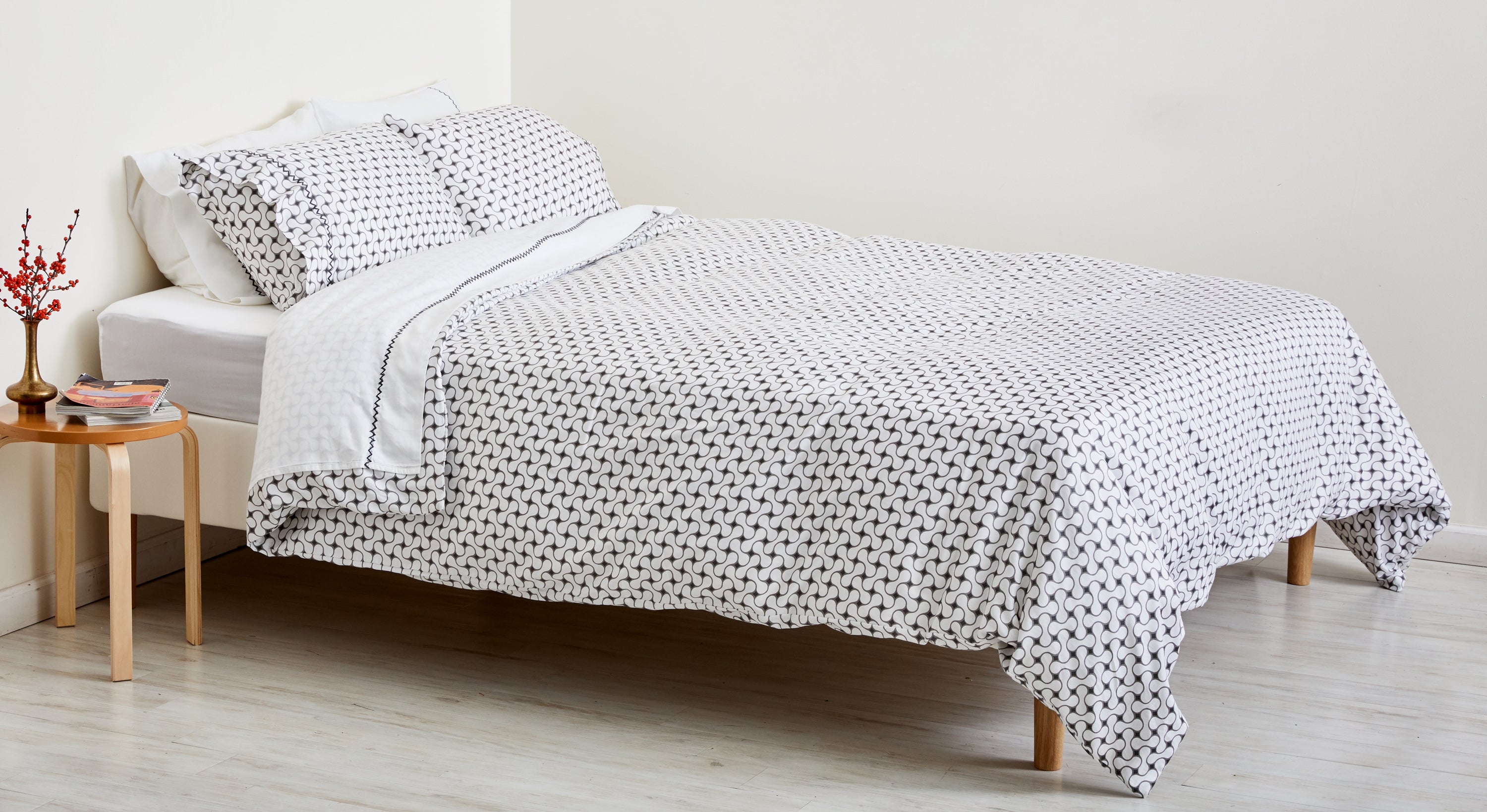 greyish lattice pattern around