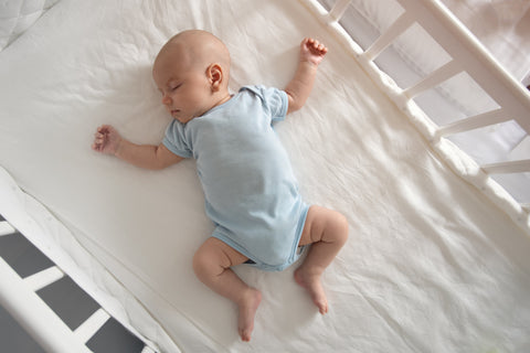 Baby Junge Blau Babybett schläft