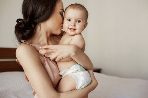 Mama mit ihrem Baby Schlaftrainigsmethoden