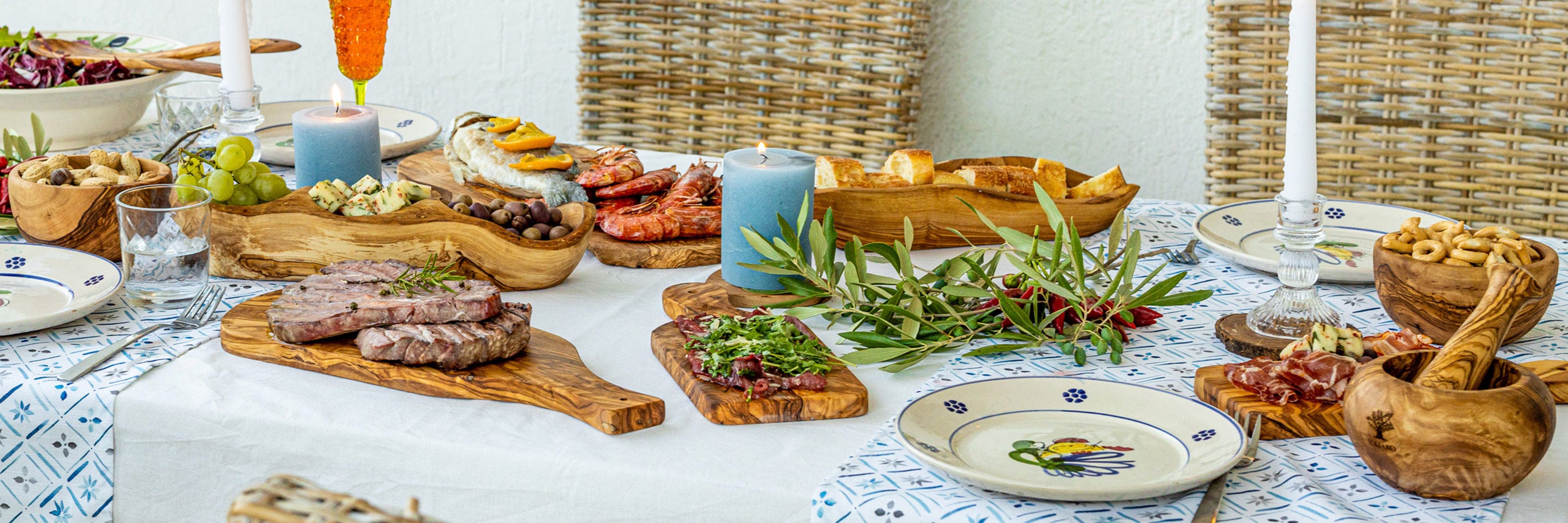SOLTAKO Olivenholz Küchen Accessoires gedeckter Tisch