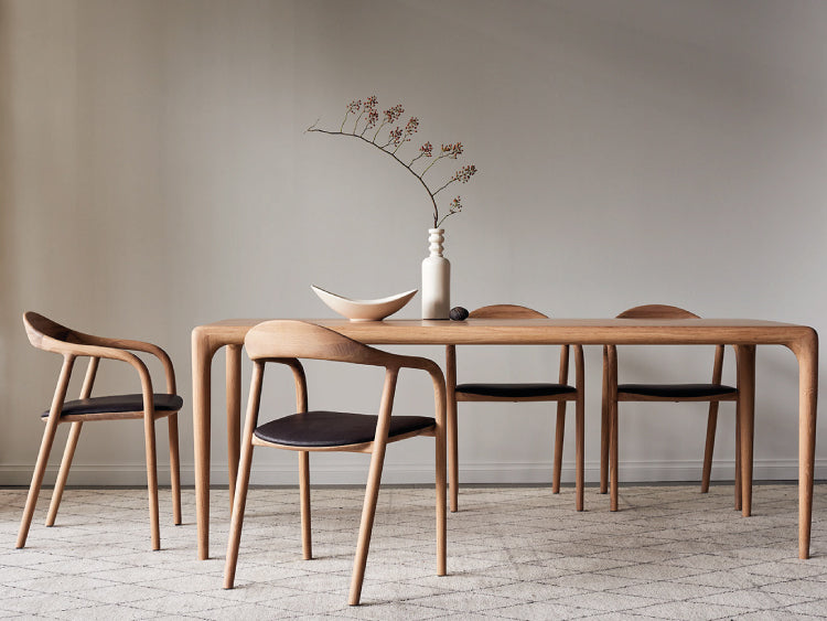 piękny drewniany stół z krzesłami