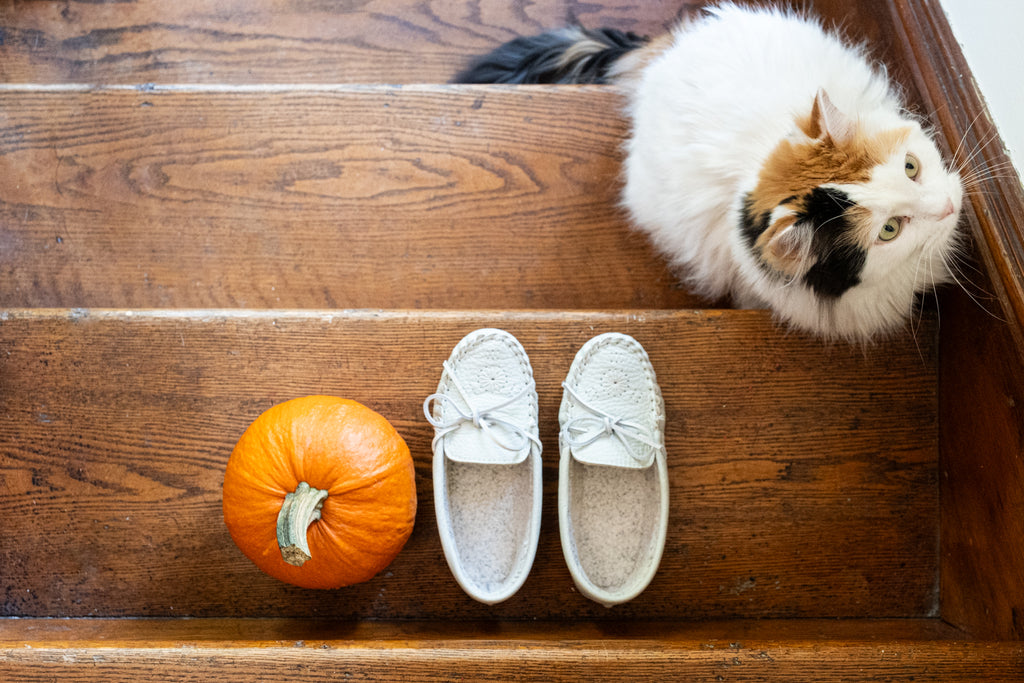 Fall Clearance: Women's White Moccasins – Canada
