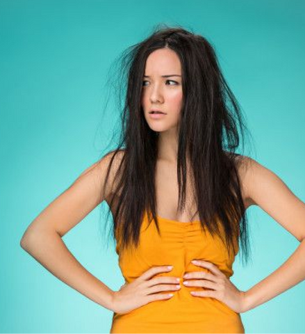 Mujer con mucho frizz, vestida con un vestido amarillo