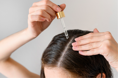 Mujer aplicando productos para cuidar si cabello