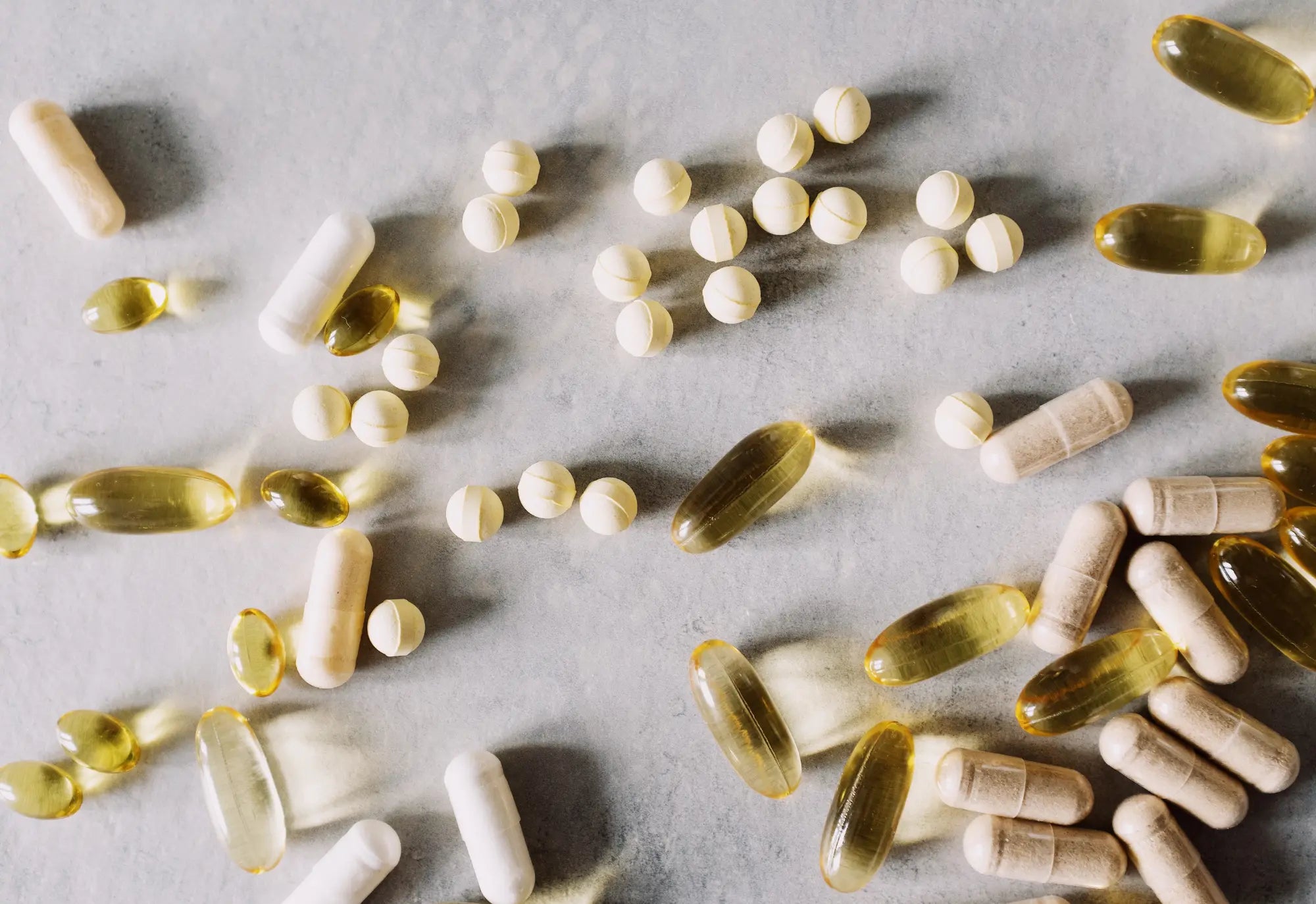 variedad de suplementos esparcidos por la superficie