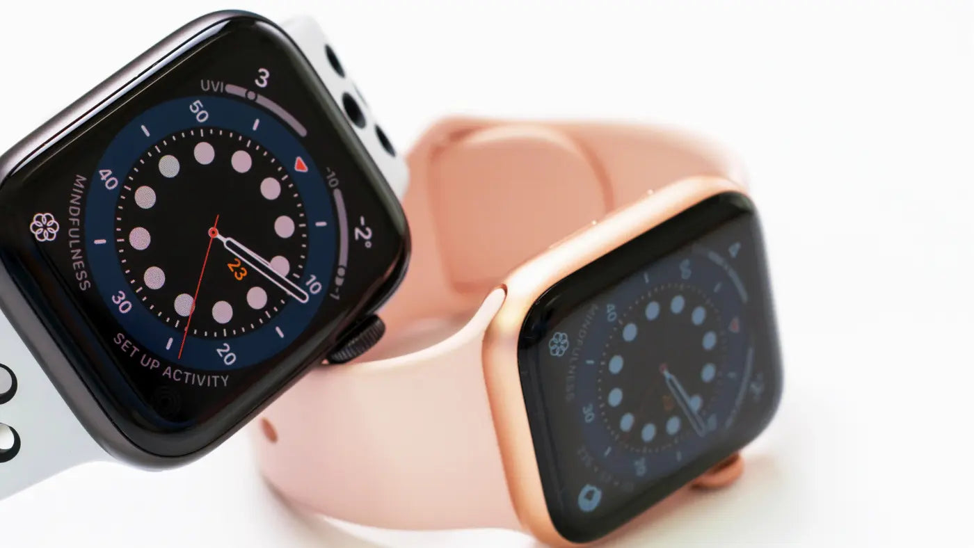 Fitnessuhr mit rosa Armband auf weißem Untergrund