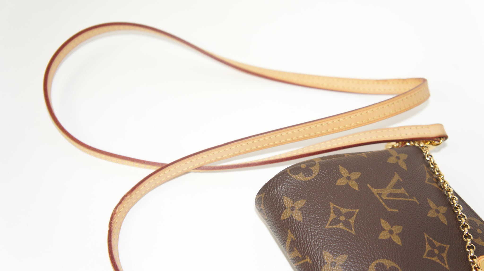 Louis Vuitton Eva Clutch Monogram Review + What Fits Inside? 