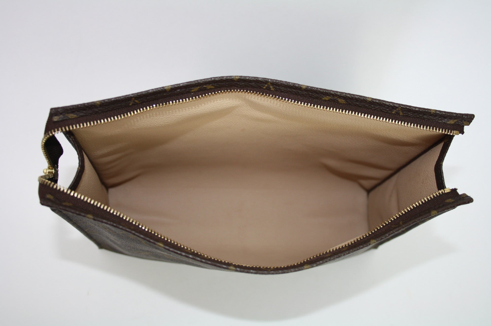 UNBOXING OF THE ICONIC LOUIS VUITTON POUCH; TOILETRY POUCH 26