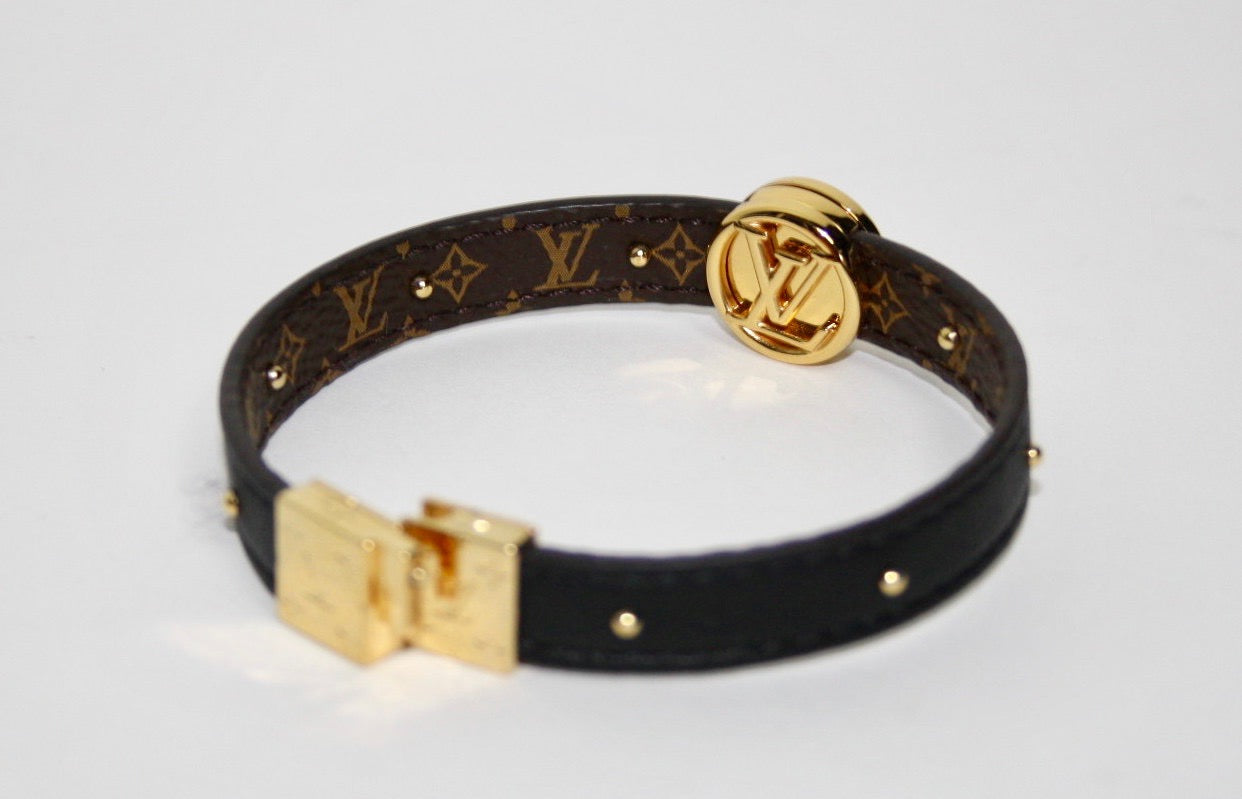 Shop Louis Vuitton MONOGRAM Lv circle reversible bracelet (M6268E