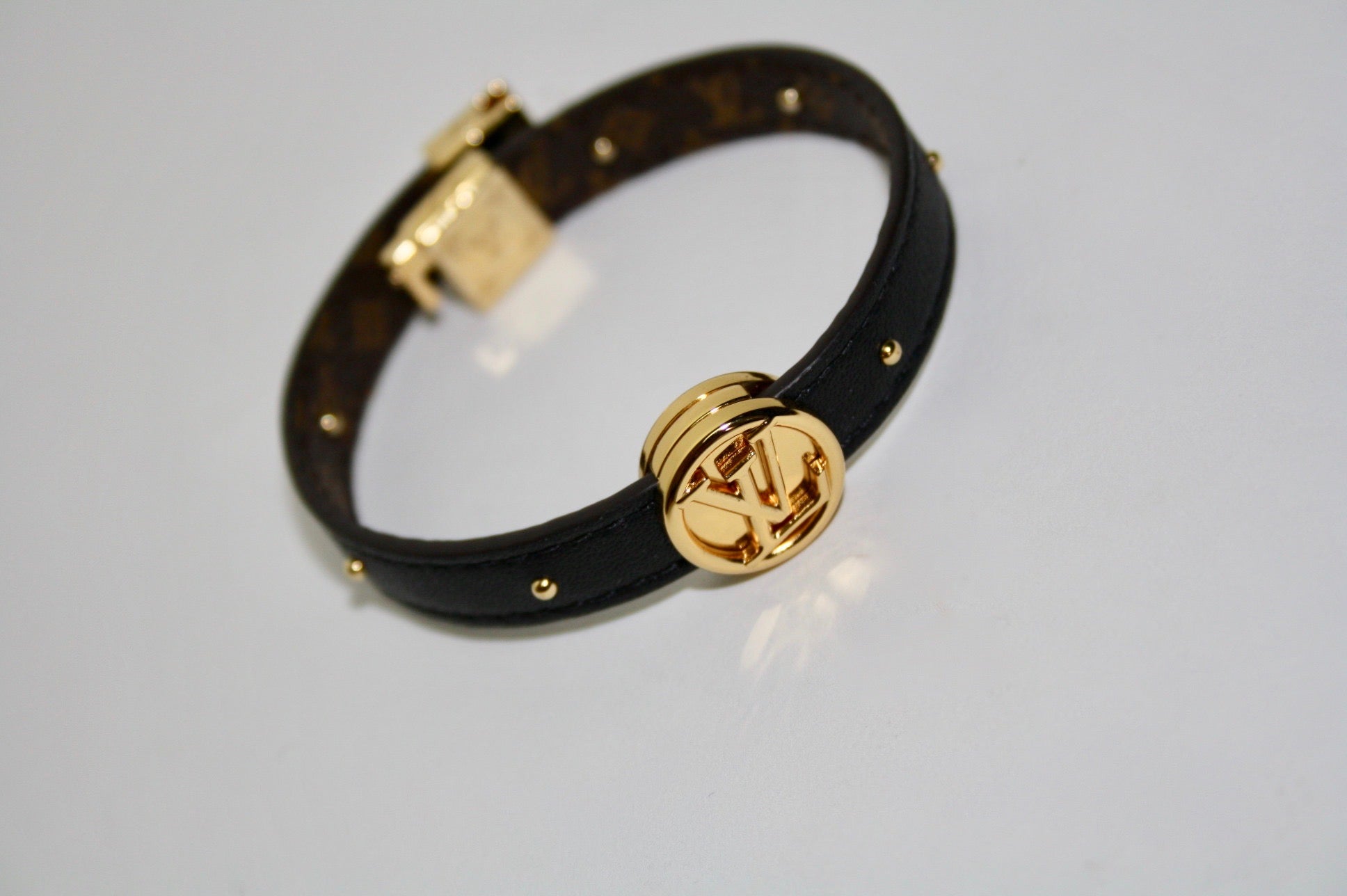 LOUIS VUITTON Monogram Fasten Your LV Bracelet 17 690098