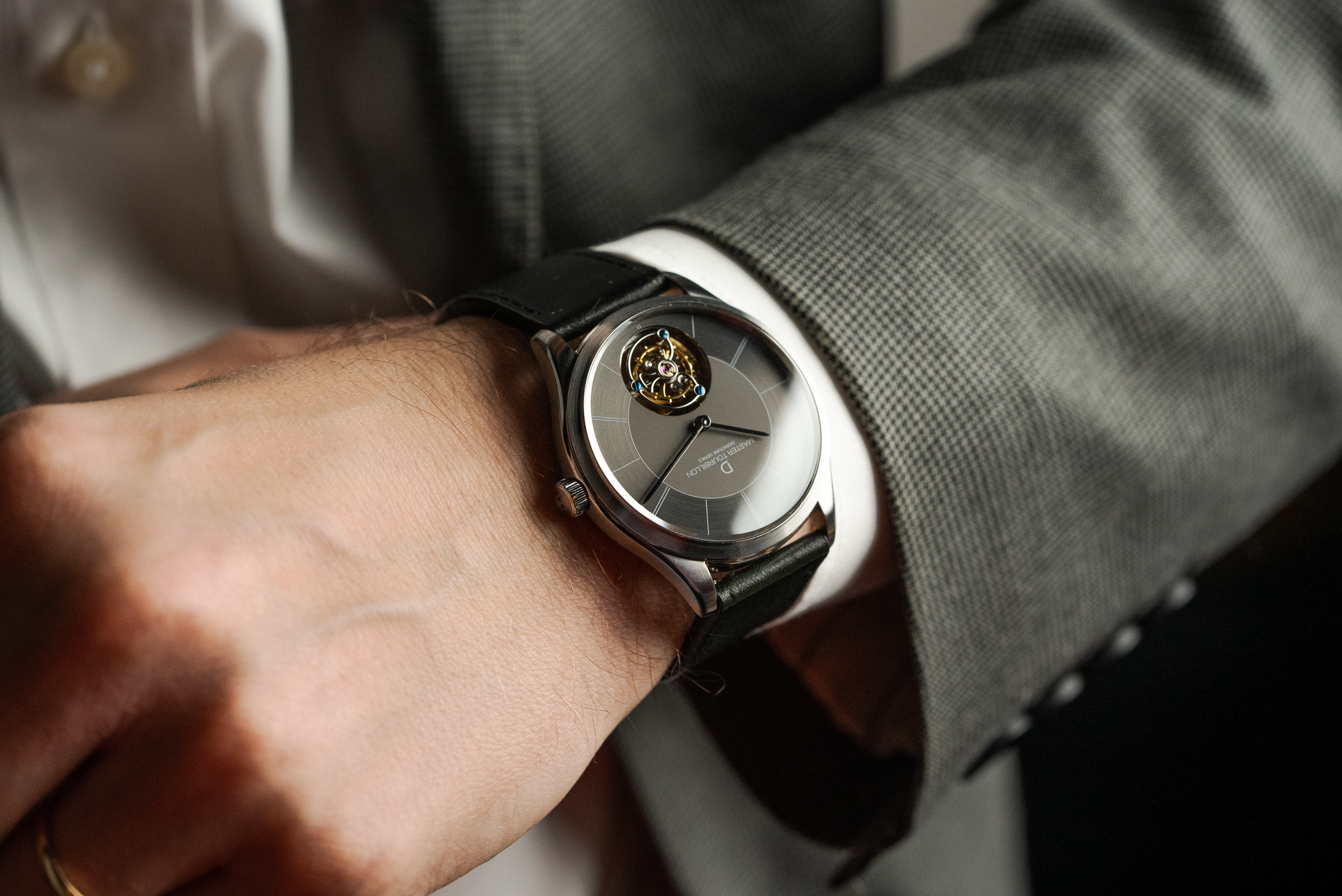槍灰色「分區式錶盤設計」Sector Dial超薄陀飛輪禮服手錶男士