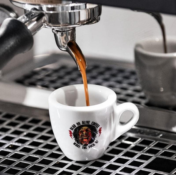 Siebträgermaschine, Espresso in Zubereitung