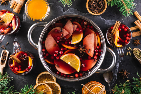 FESTIVe CHRISTMAS DRINKS ON A RUSTIC TABLE