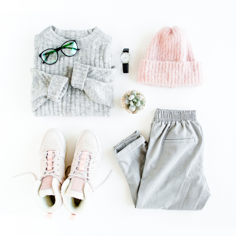 Grey knitted sweater, pink beanie, pink sneakers and grey trousers