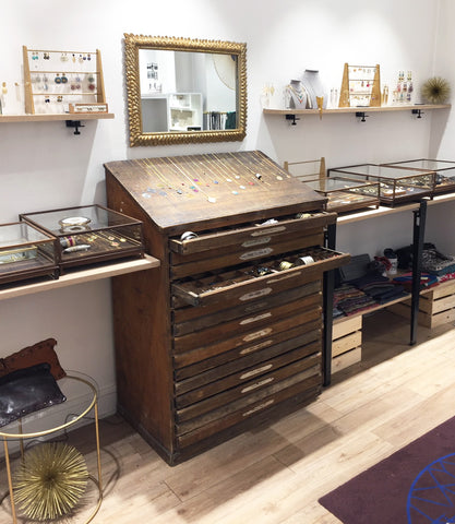 Notre boutique de bijoux et d'accessoires rue Legendre Paris 17ème, à cette adresse, Naode vous proposons notre sélections de créateurs artisanaux, nos boucles d'oreilles originales, nos broche, nos foulard, nos bague antique et le service de réparation des bijoux