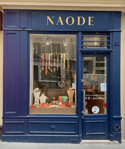Notre boutique de bijoux et d'accessoires rue Legendre Paris 17ème, à cette adresse, Naode vous proposons notre sélections de créateurs artisanaux, nos boucles d'oreilles originales, nos broche, nos foulard, nos bague antique et le service de réparation des bijoux