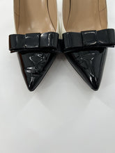 Load image into Gallery viewer, Kate Spade Lilia black and patent leather and cream pumps