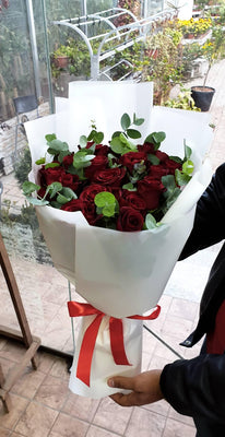 100 Red Roses Wpapped on Black Paper Bouquet