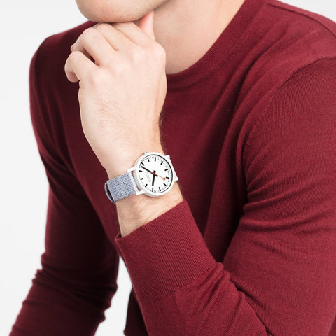 Essence, 41mm, vegane, nachhaltige Uhr, MS1.41110.LD, Person mit Armbanduhr am Handgelenk