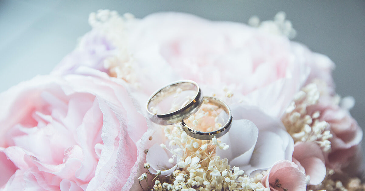 White and pink pastel roses with two wedding rings