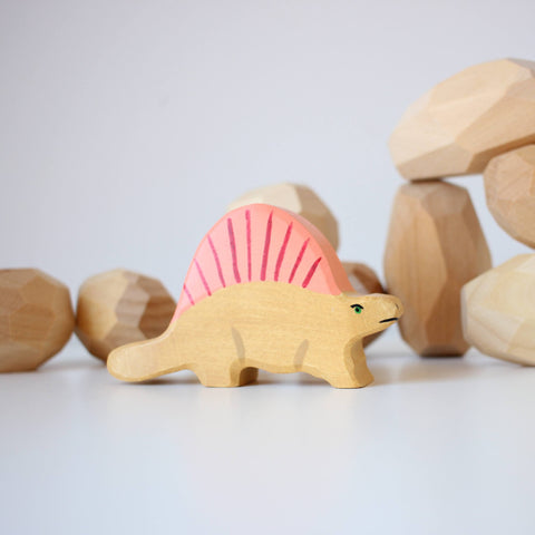 Holztiger Dimetrodon sitting along the rocks