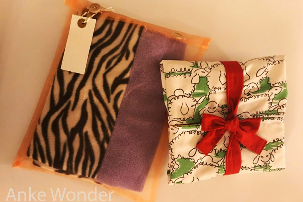 Two different eco-friendly fabric gift wrapping options by Anke Wonder. 