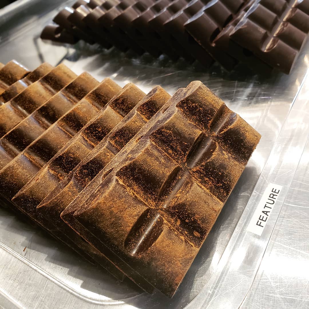 Ces filles à la chocolaterie du marché