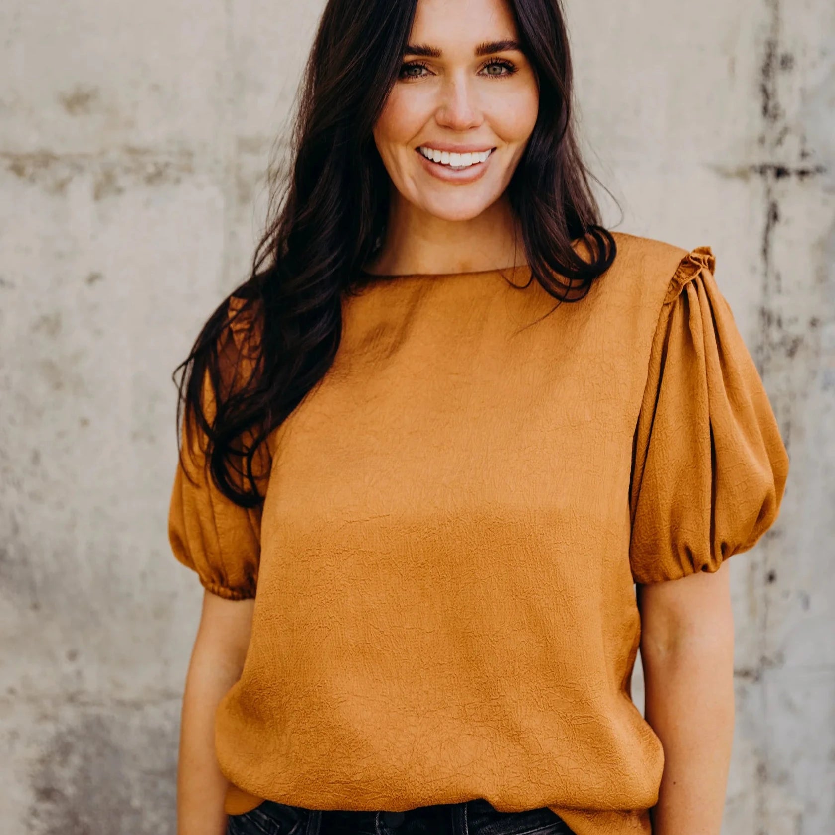 CRINKLE PUFF SLEEVE TOP IN HONEY