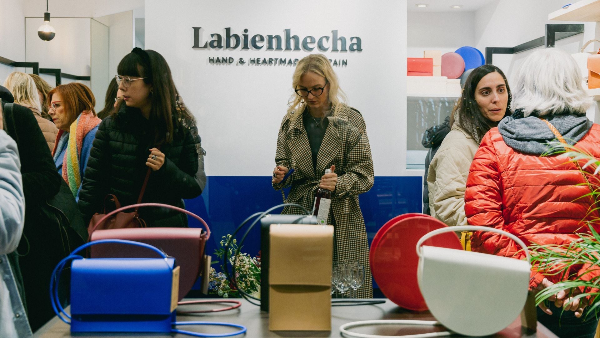 Una chica colocando las copas y echando vino