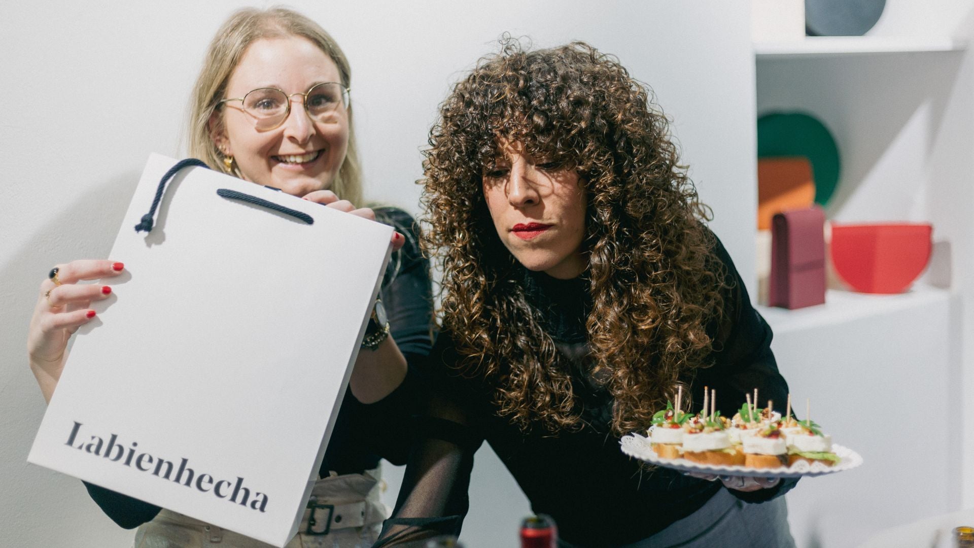 La fundadora, Irene, y la store manager María sujetando una bolsa de Labienhecha